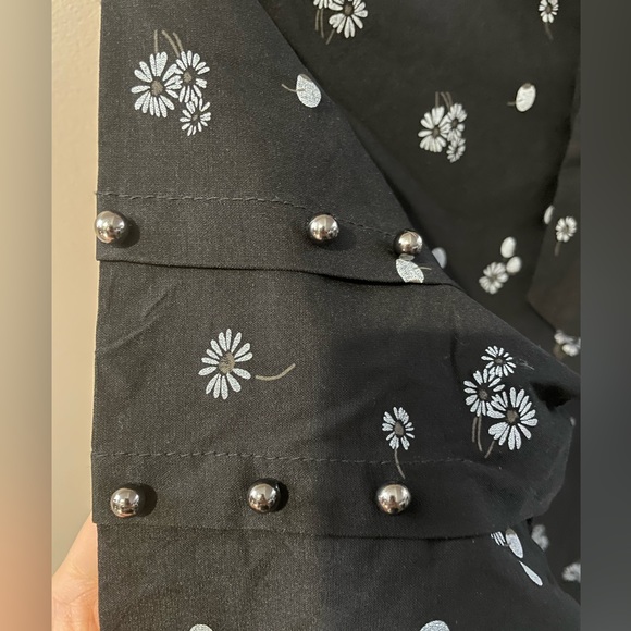 Basic size small blouse. Black with flower detail - Picture 5 of 5